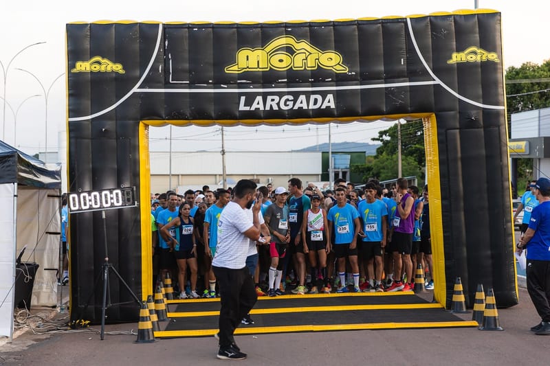 Relógio zerado: atletas concentrados no pórtico, esperando o sinal.