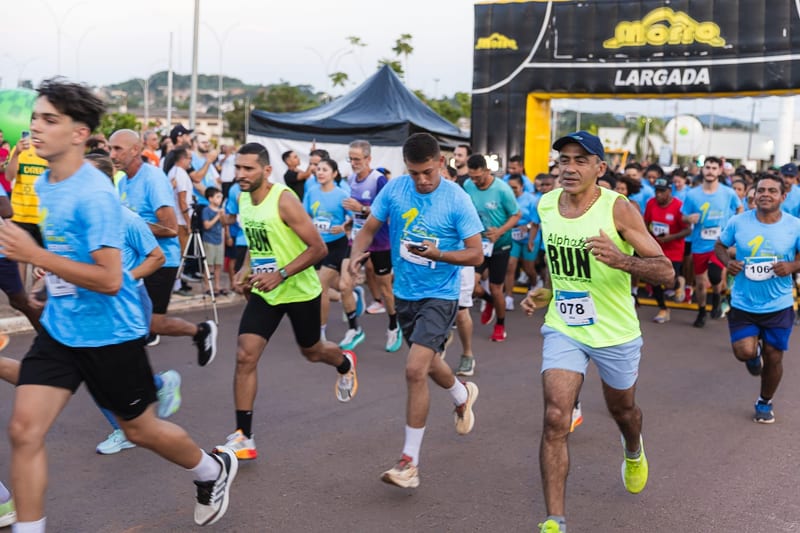 A largada dos 5 km: o pelotão da frente cruza o pórtico.