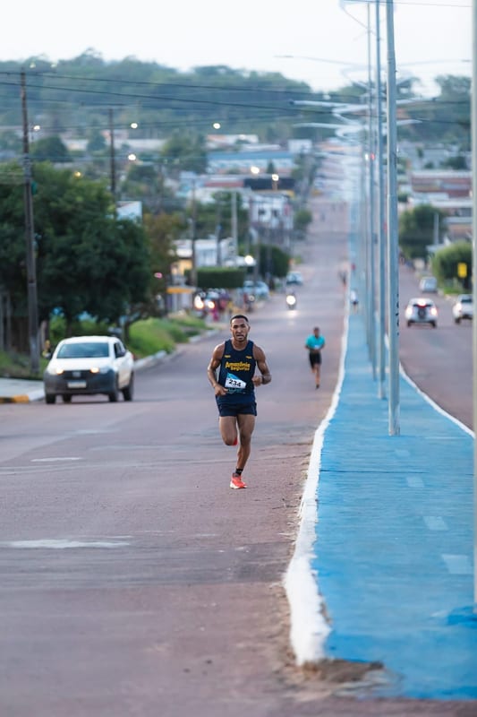 O líder da prova na avenida, com a cidade ao fundo.