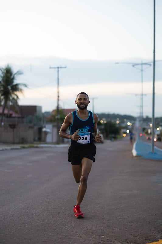 Ritmo forte no fim de tarde: a ponta da corrida.