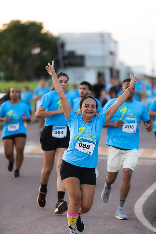 Braços para o alto no percurso: correr também é festa.