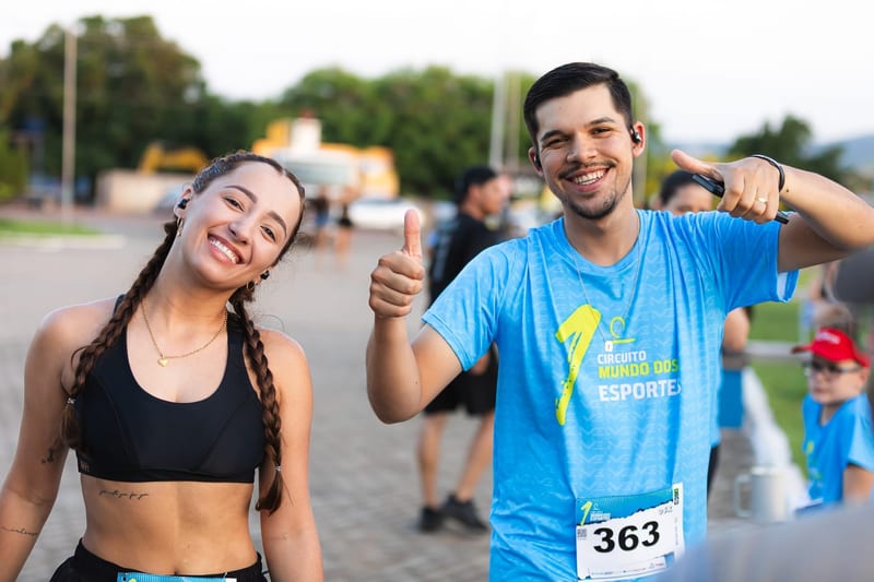 Sorrisos e joinha para a câmera no meio da prova.