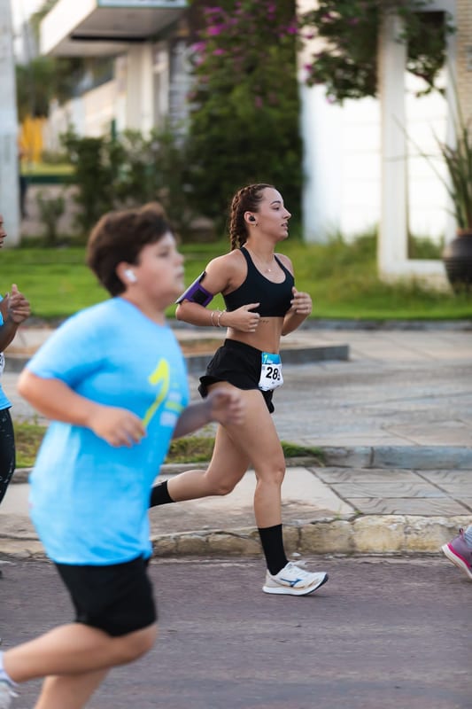 Jovens e adultos dividem o asfalto da cidade.