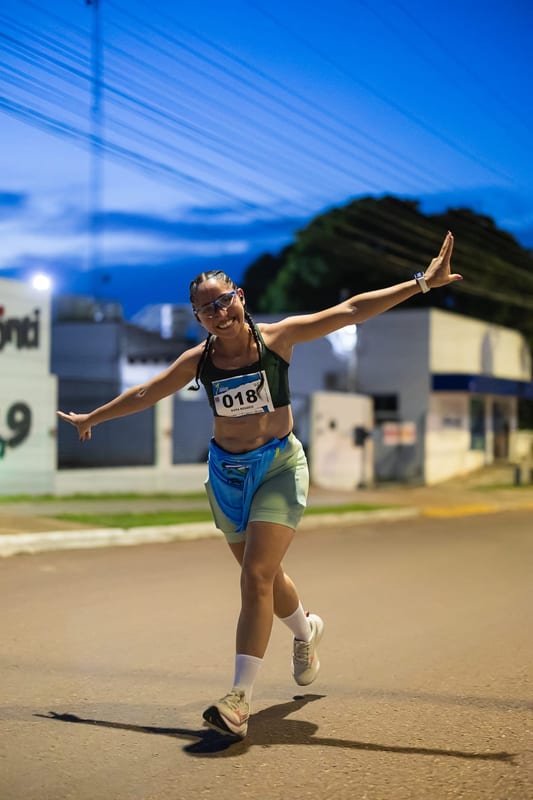 Céu azul da noite e braços abertos na reta final.