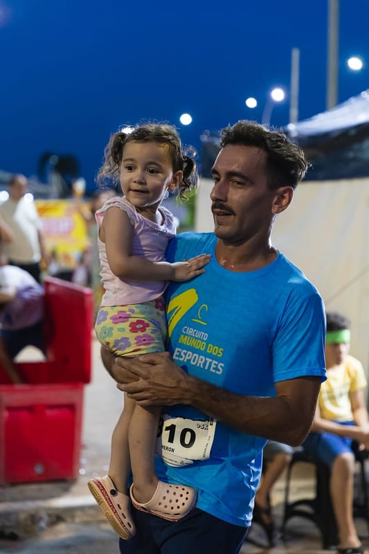 Corrida Kids: pai e filha com o número no peito.