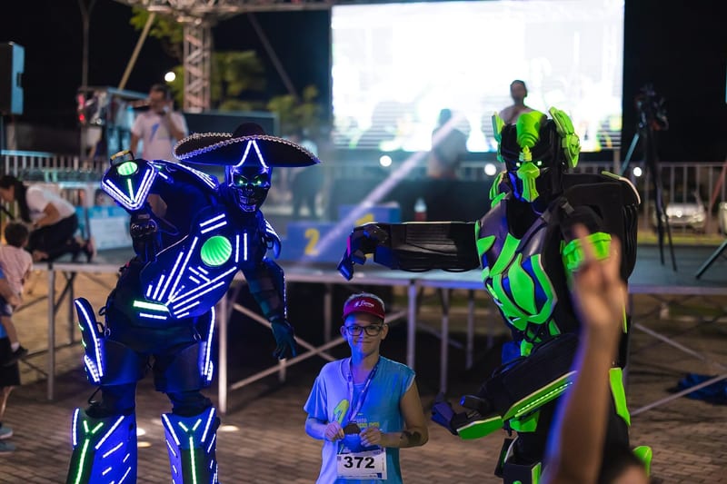 Os robôs de LED animaram a praça durante a premiação.