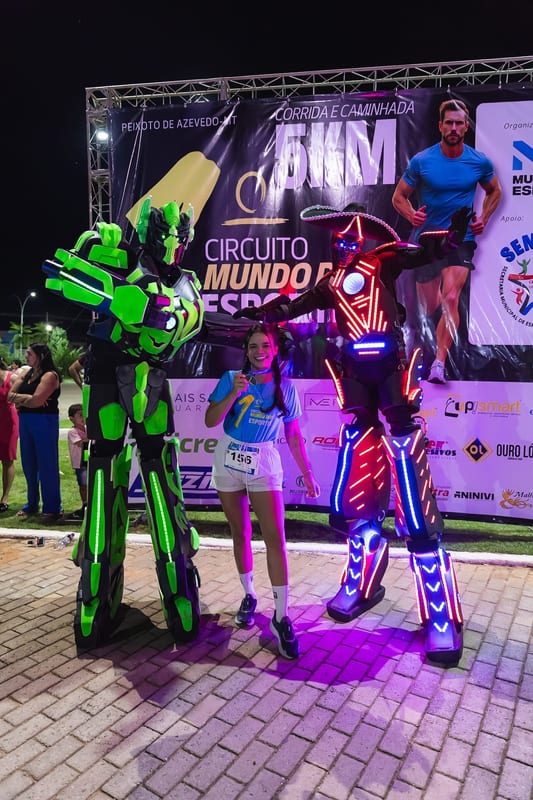 Foto com os robôs no painel dos patrocinadores.