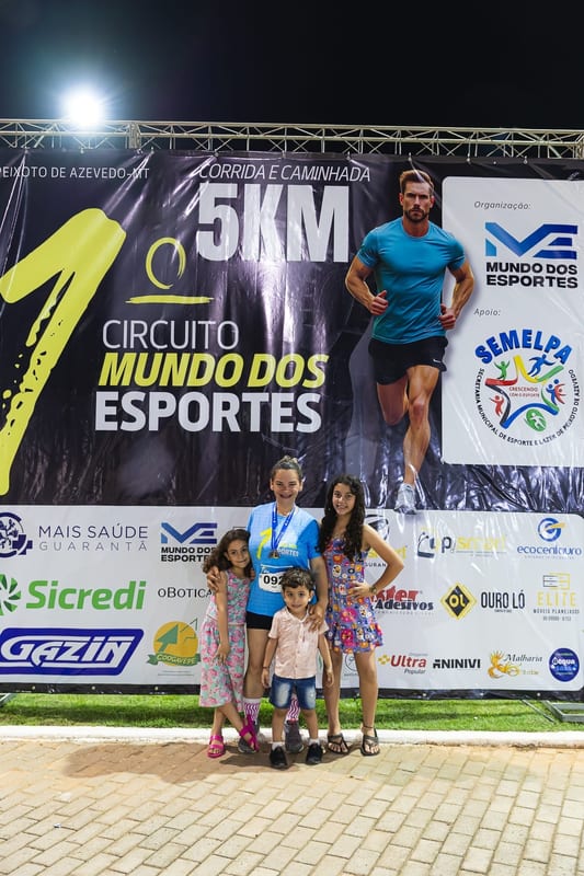 Família reunida no painel dos patrocinadores.