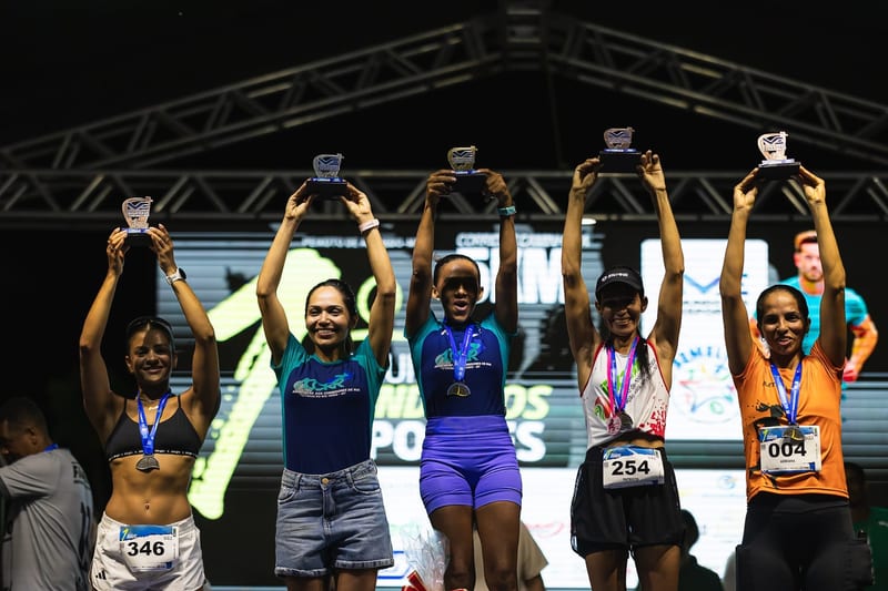 Premiação por faixa etária: cinco troféus no feminino.