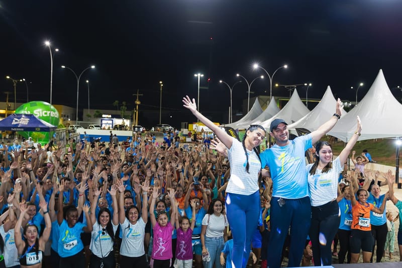 A organização e o público de braços erguidos no encerramento da 1ª edição.