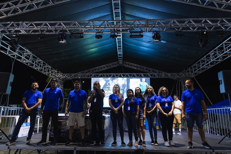 A equipe da organização no palco ao fim da noite.